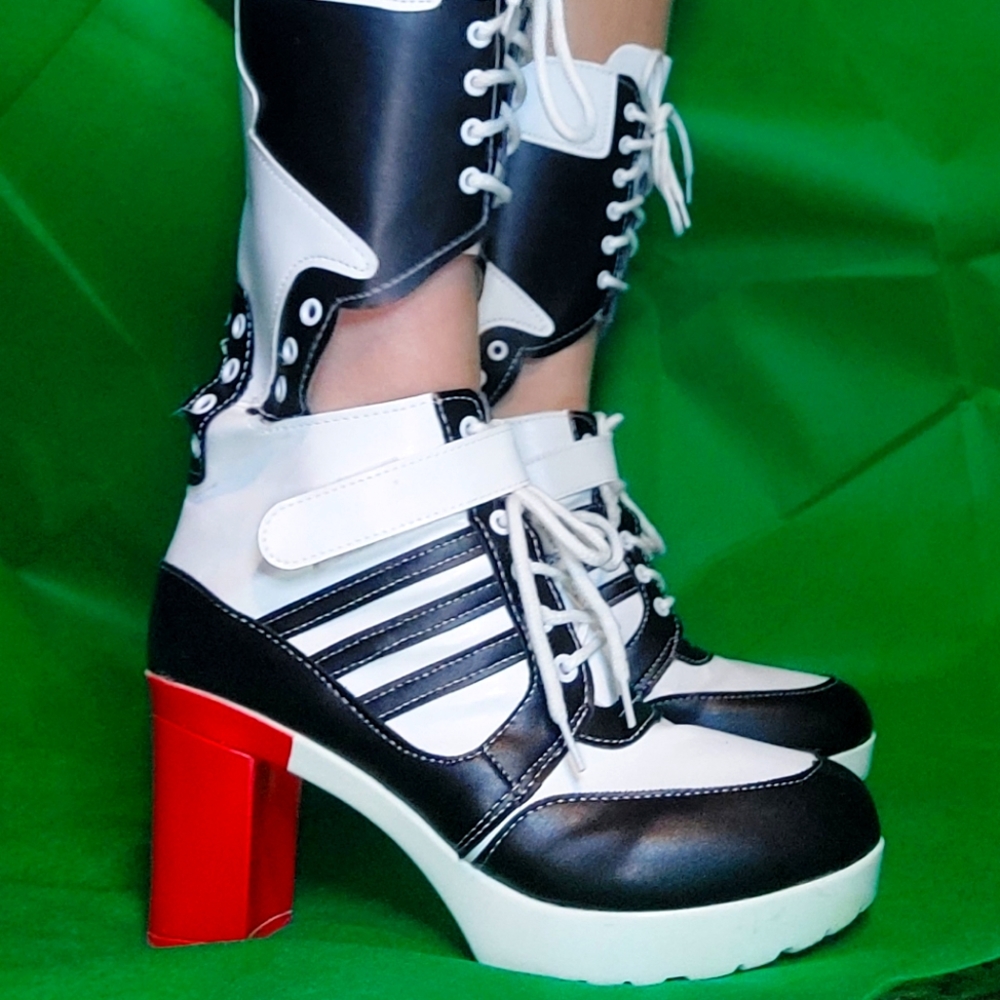 🖤♥️heeled sneakers. Size 7 lace up❤🖤🤍